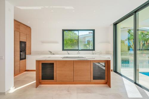 Modern new-build villa with 4 bedrooms, pool and stunning sea views for sale